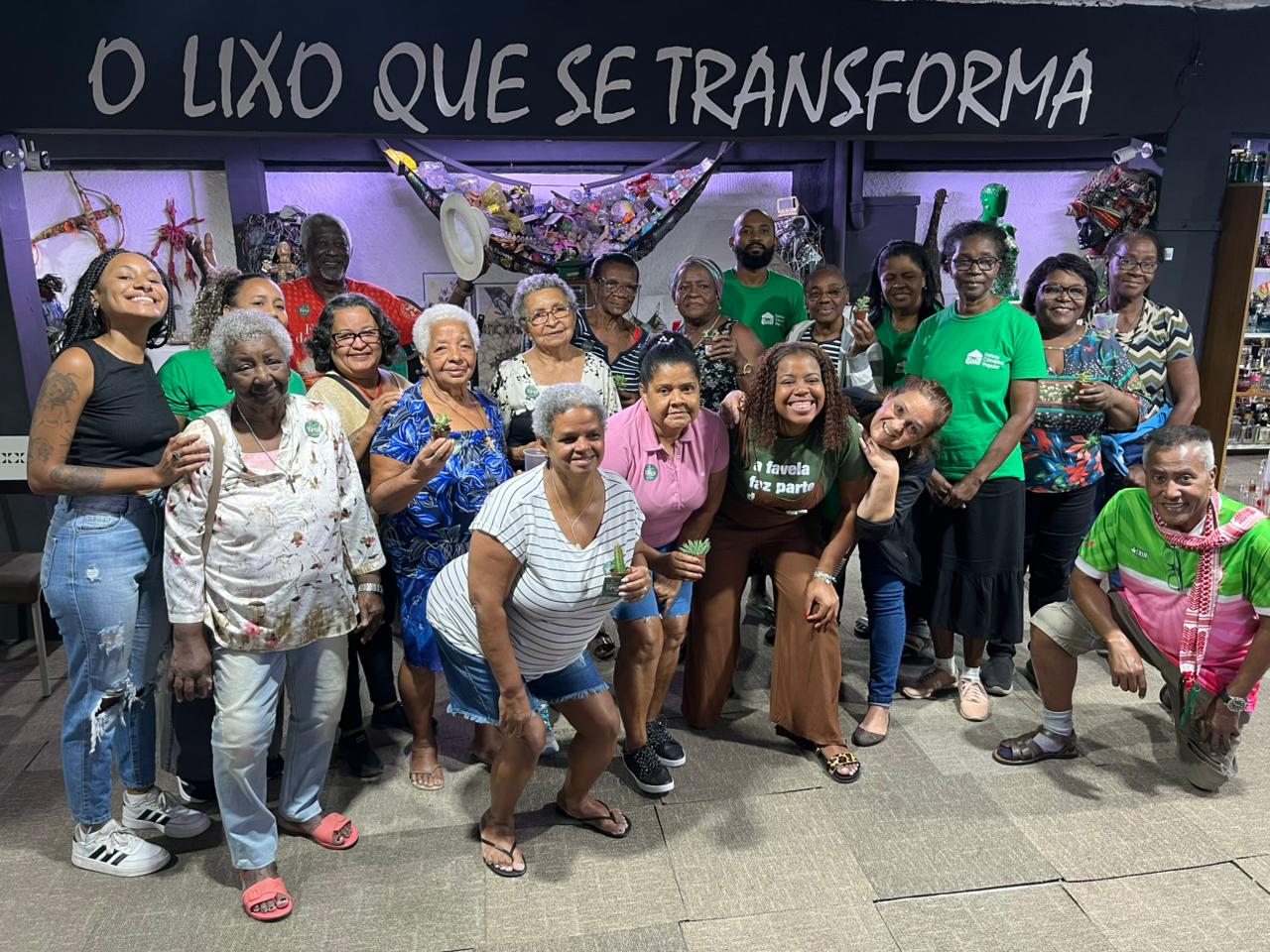 imagem da equipe, agentes comunitários e senhoras moradoras do Jacarezinho