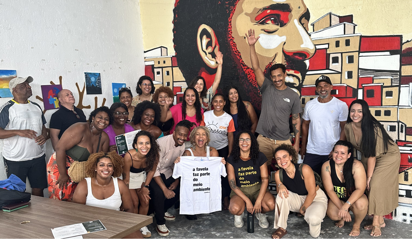 Imagem da equipe do NOSSAS, Simbiose e convidados na ONG Crescer IDM